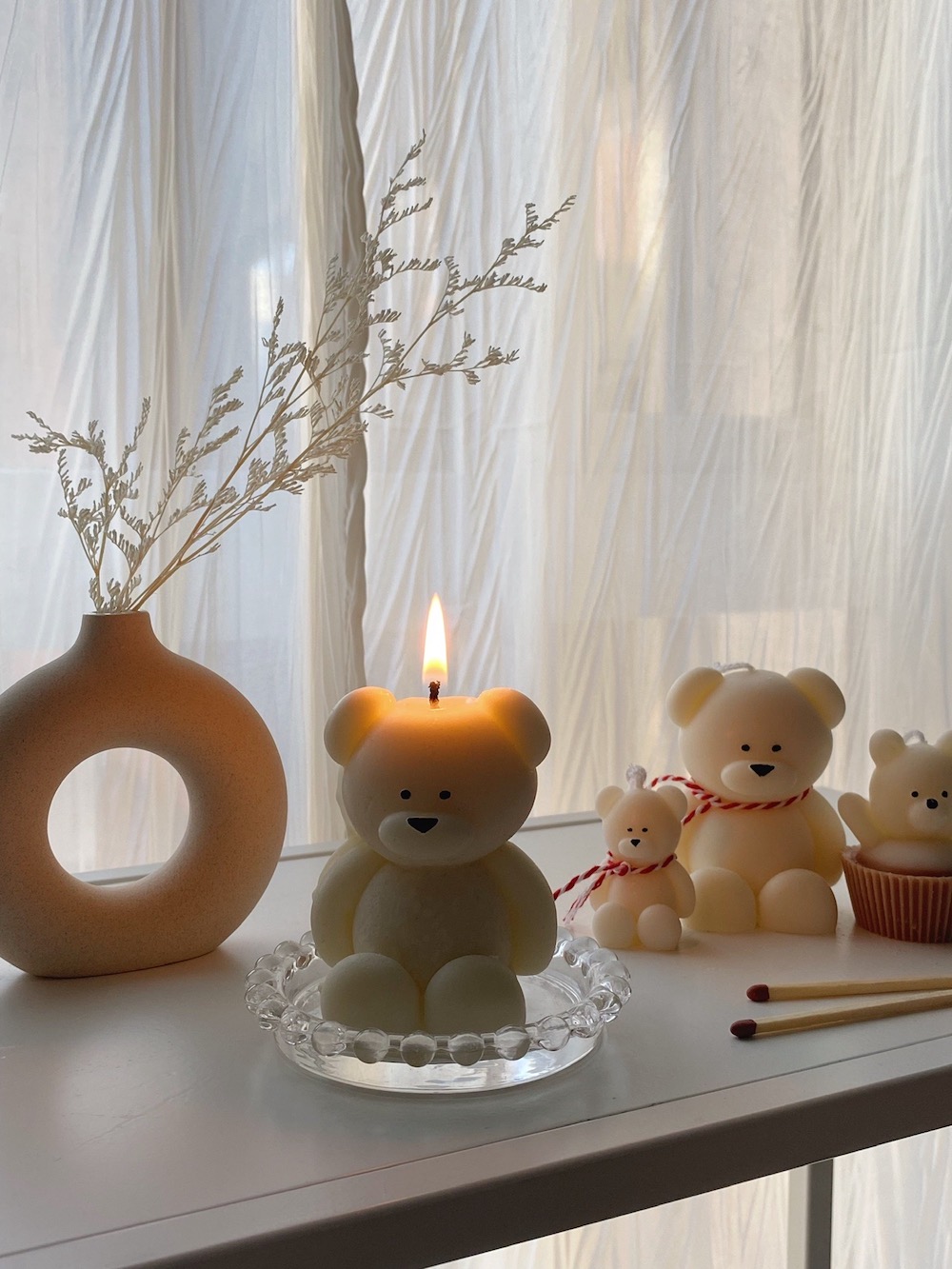 Handmade teddy bear candles in cream colors, crafted by Je T’aime Candle. Cute decorative bear-shaped candles, perfect for gifts, baby showers, weddings, or cozy home décor.