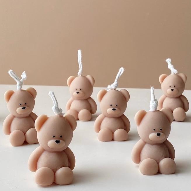 Mini Teddy Bear Candle in Gift Box with Personalized Label and Ribbon – a charming teddy bear-shaped candle, individually packaged with custom label and ribbon. Perfect for baby showers, gender reveals, and newborn celebrations, bringing warmth and a personal touch to any baby-themed event