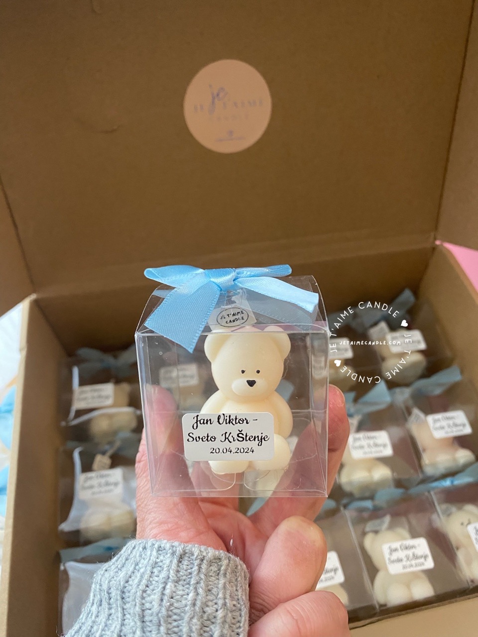 Mini Teddy Bear Candle in Gift Box with Personalized Label and Ribbon – a charming teddy bear-shaped candle, individually packaged with custom label and ribbon. Perfect for baby showers, gender reveals, and newborn celebrations, bringing warmth and a personal touch to any baby-themed event