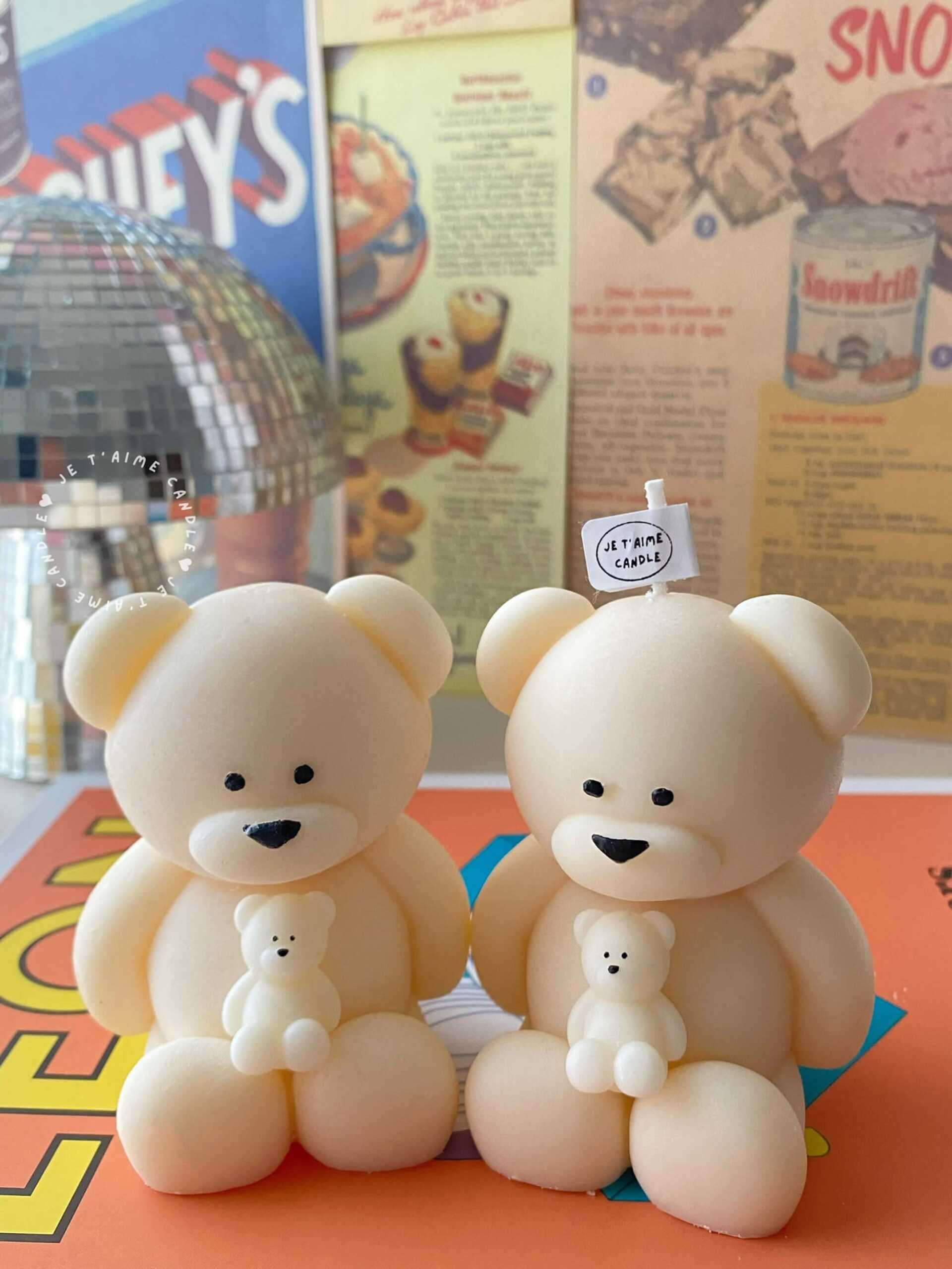 Handmade teddy bear candles in cream colors, crafted by Je T’aime Candle. Cute decorative bear-shaped candles, perfect for gifts, baby showers, weddings, or cozy home décor.
