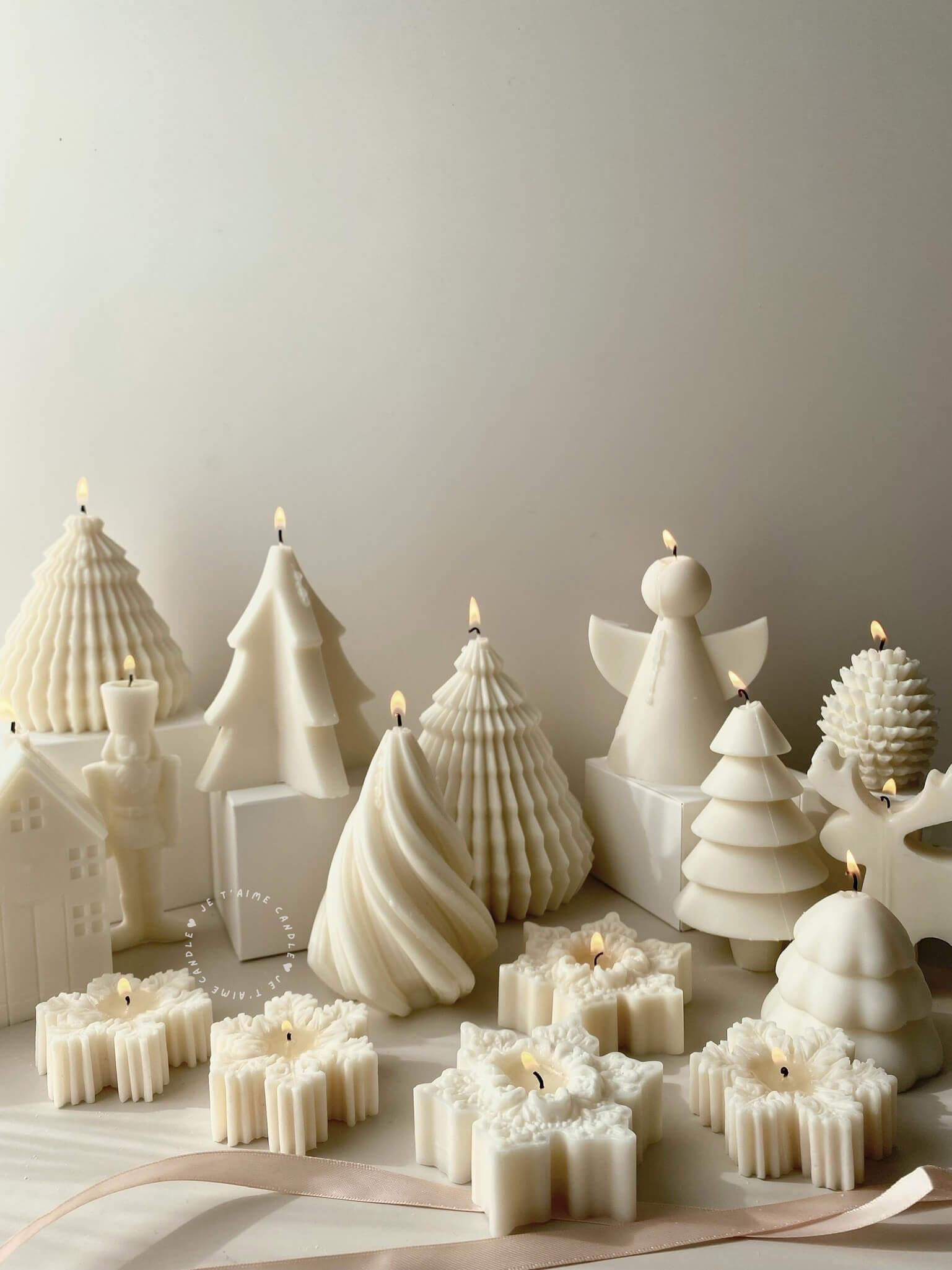 Snowflake Christmas Candle - Image 6