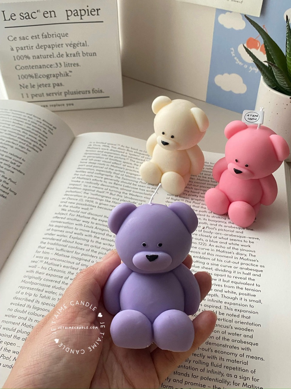 Handmade teddy bear candles in cream, pink and lavender colors, crafted by Je T’aime Candle. Cute decorative bear-shaped candles, perfect for gifts, baby showers, weddings, or cozy home décor.