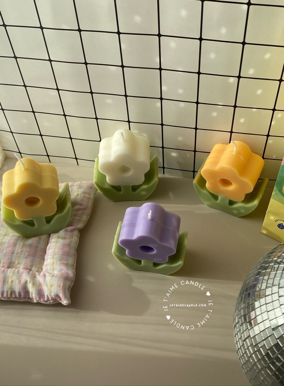 Daisy Flower Candle - Image 5