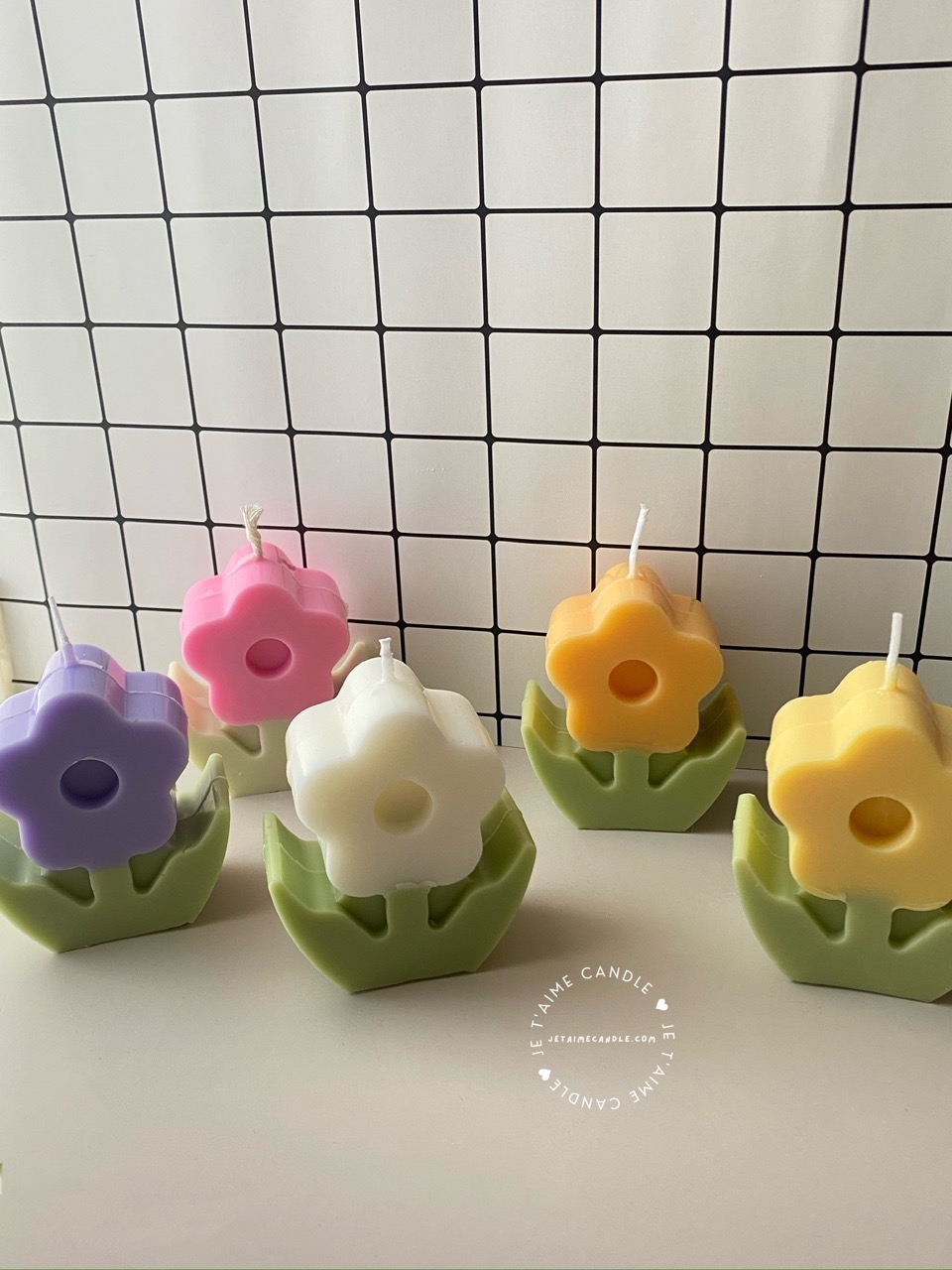 Daisy Flower Candle - Image 3