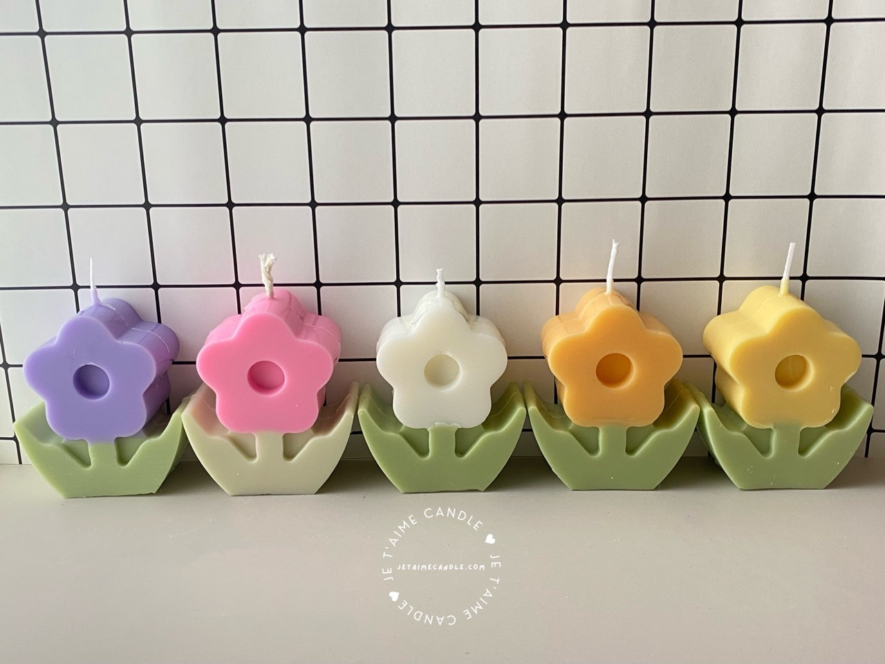 Daisy Flower Candle - Image 2