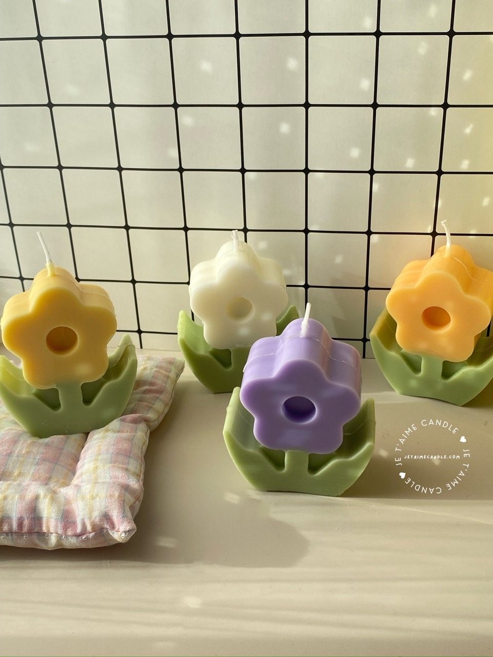 Daisy Flower Candle - Image 4
