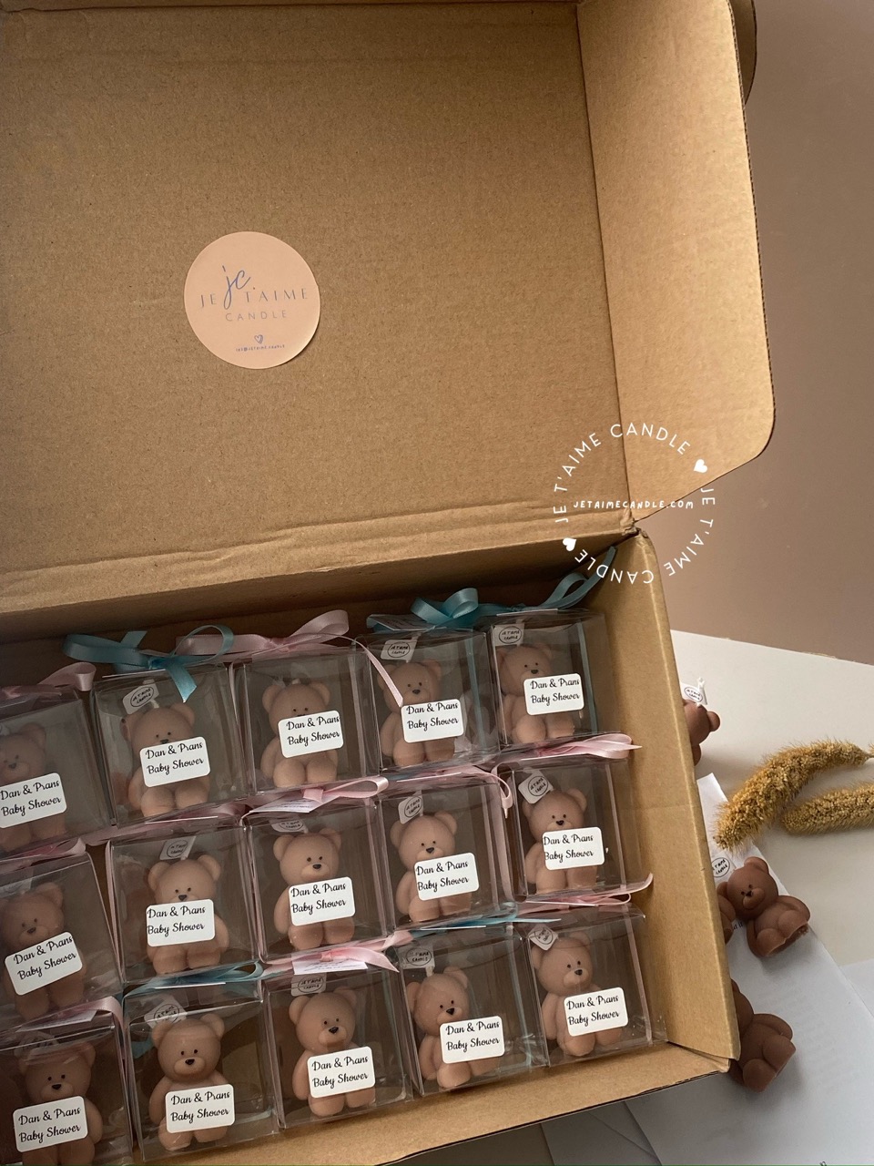 Mini Teddy Bear Candle in Gift Box with Personalized Label and Ribbon – a charming teddy bear-shaped candle, individually packaged with custom label and ribbon. Perfect for baby showers, gender reveals, and newborn celebrations, bringing warmth and a personal touch to any baby-themed event