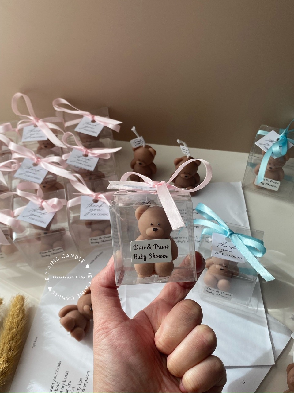Mini Teddy Bear Candle in Gift Box with Personalized Label and Ribbon – a charming teddy bear-shaped candle, individually packaged with custom label and ribbon. Perfect for baby showers, gender reveals, and newborn celebrations, bringing warmth and a personal touch to any baby-themed event