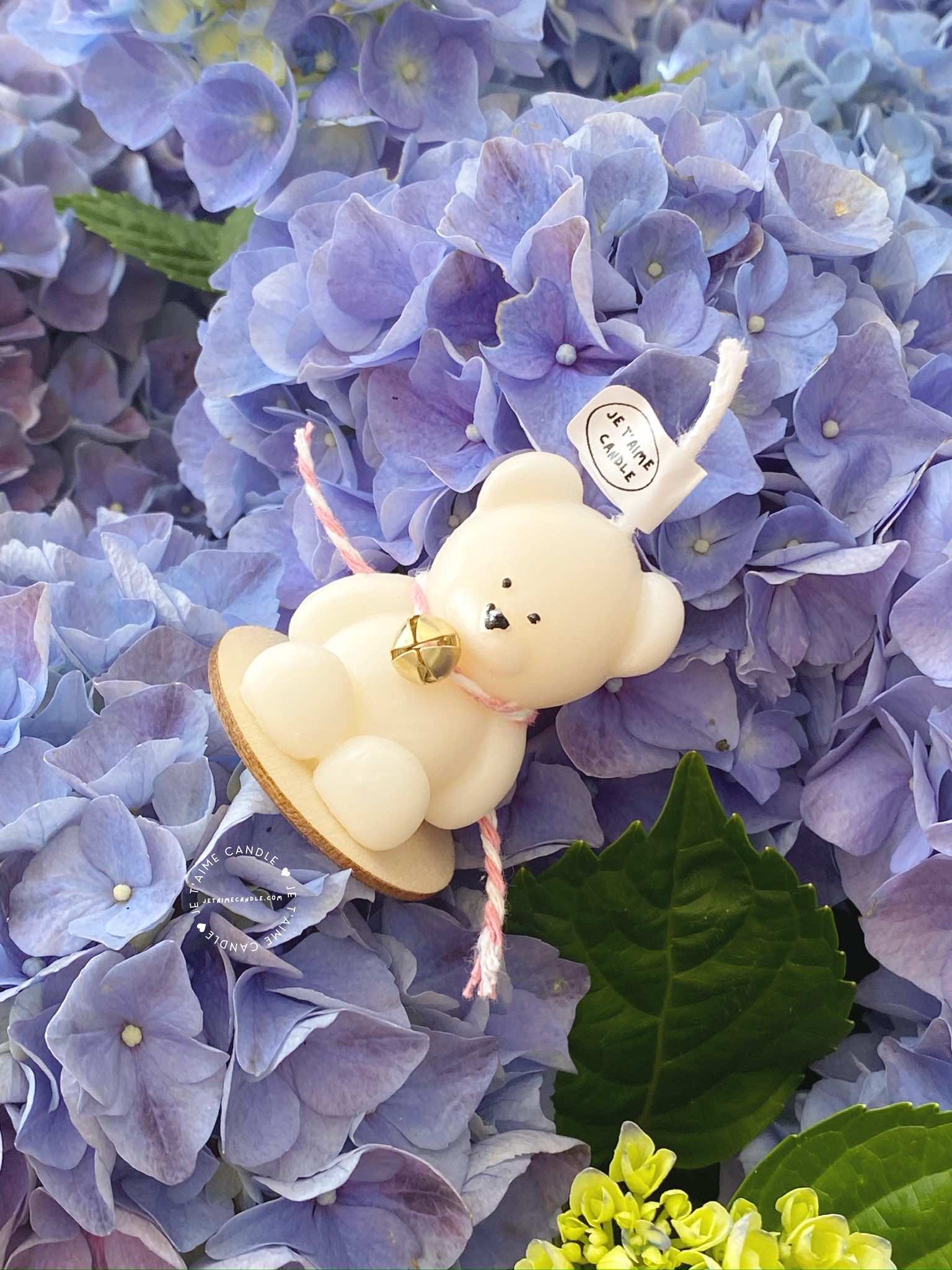 Handmade Mini Bear Candle with Bell Charm in Organza Bag on Rustic Wood Slice – an adorable, heartwarming candle gift for special occasions like baby showers, gender reveals, birthdays, and festive gatherings. This charming favor spreads joy and warmth, adding a touch of sweetness to celebrations and lighting up memorable moments with its delightful glow.