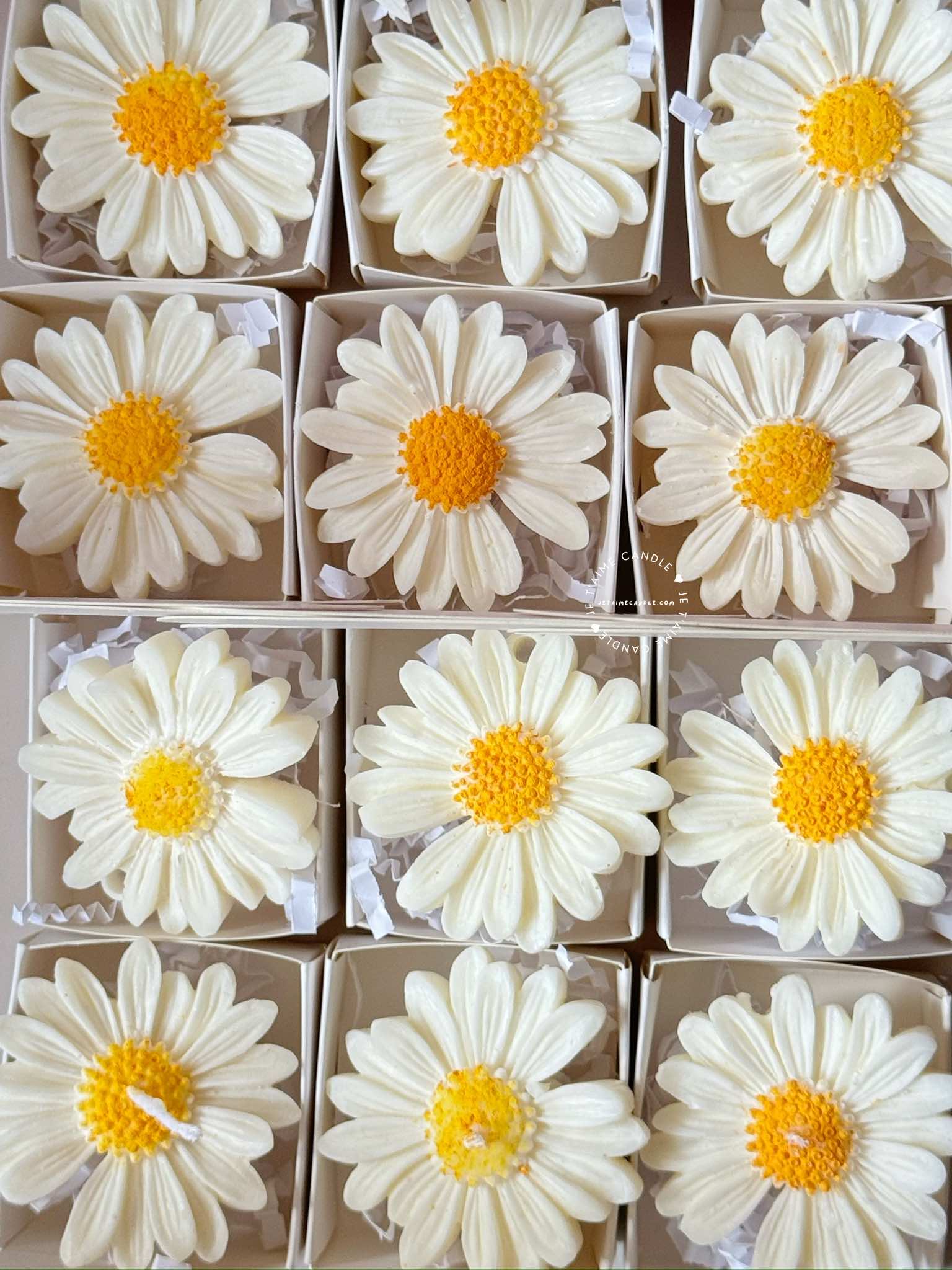 Set of handmade daisy-shaped candles with white petals and yellow centers, displayed on a fabric surface – perfect for wedding favors, bridal shower gifts, or spring party decorations.