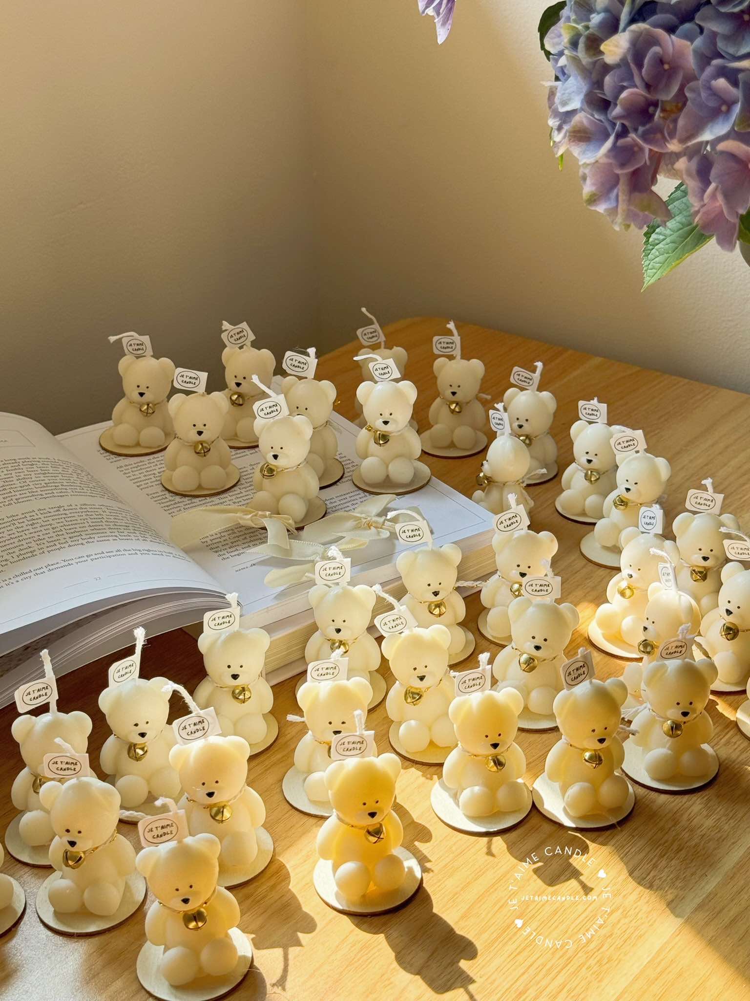 Handmade Mini Bear Candle with Bell Charm in Organza Bag on Rustic Wood Slice – an adorable, heartwarming candle gift, perfect for baby showers, gender reveals, birthdays, and special gatherings. Designed to spread joy, these mini bear candles bring warmth and charm to every celebration, delighting guests with their unique presentation and gentle glow.