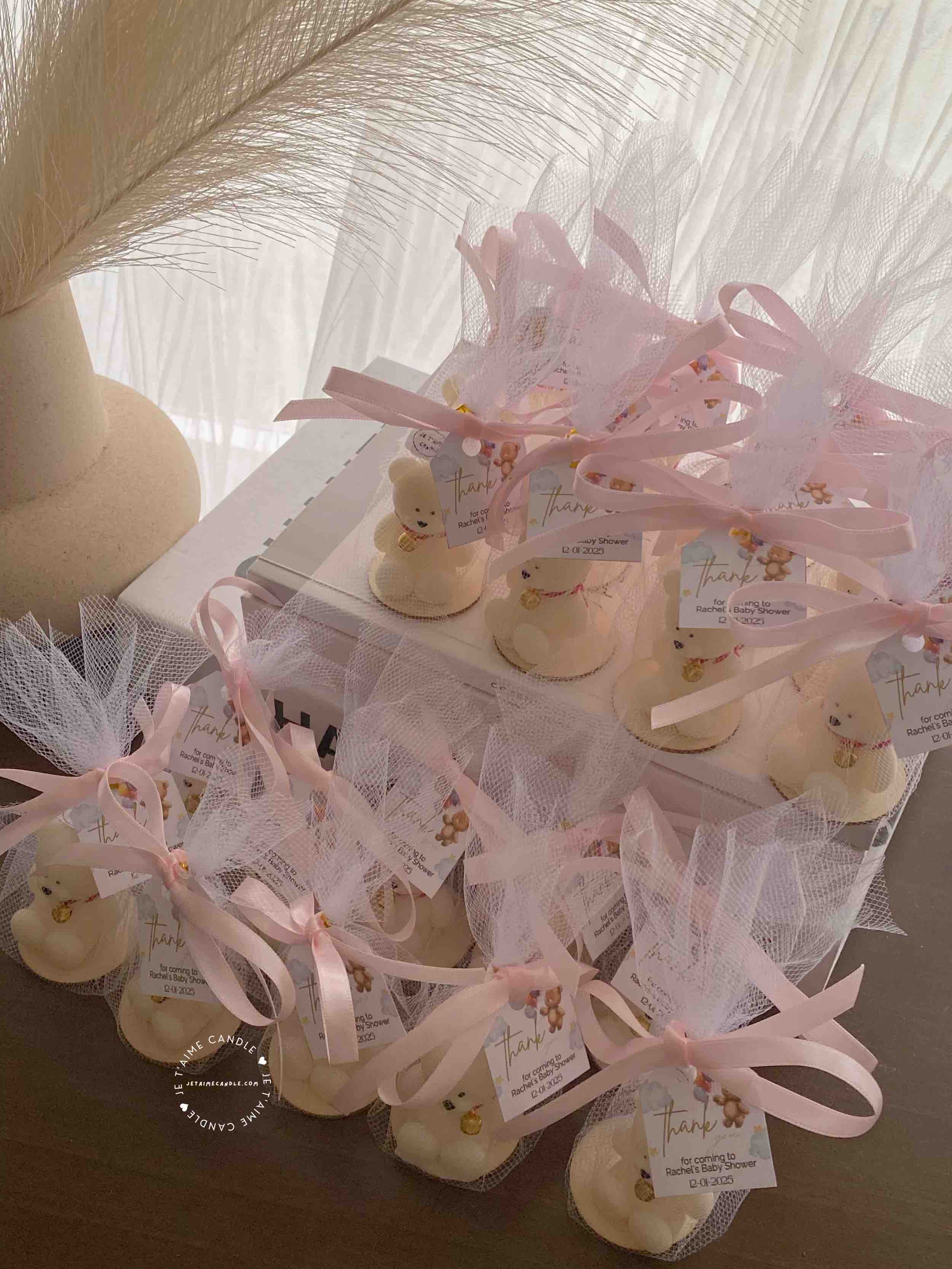 Hand poured large teddy bear candles ideal for event favours, baby showers, birthday parties etc. These candles are available in a variety of fragrances and color. The Mini Bear will come in an organza bag. It individually packed.