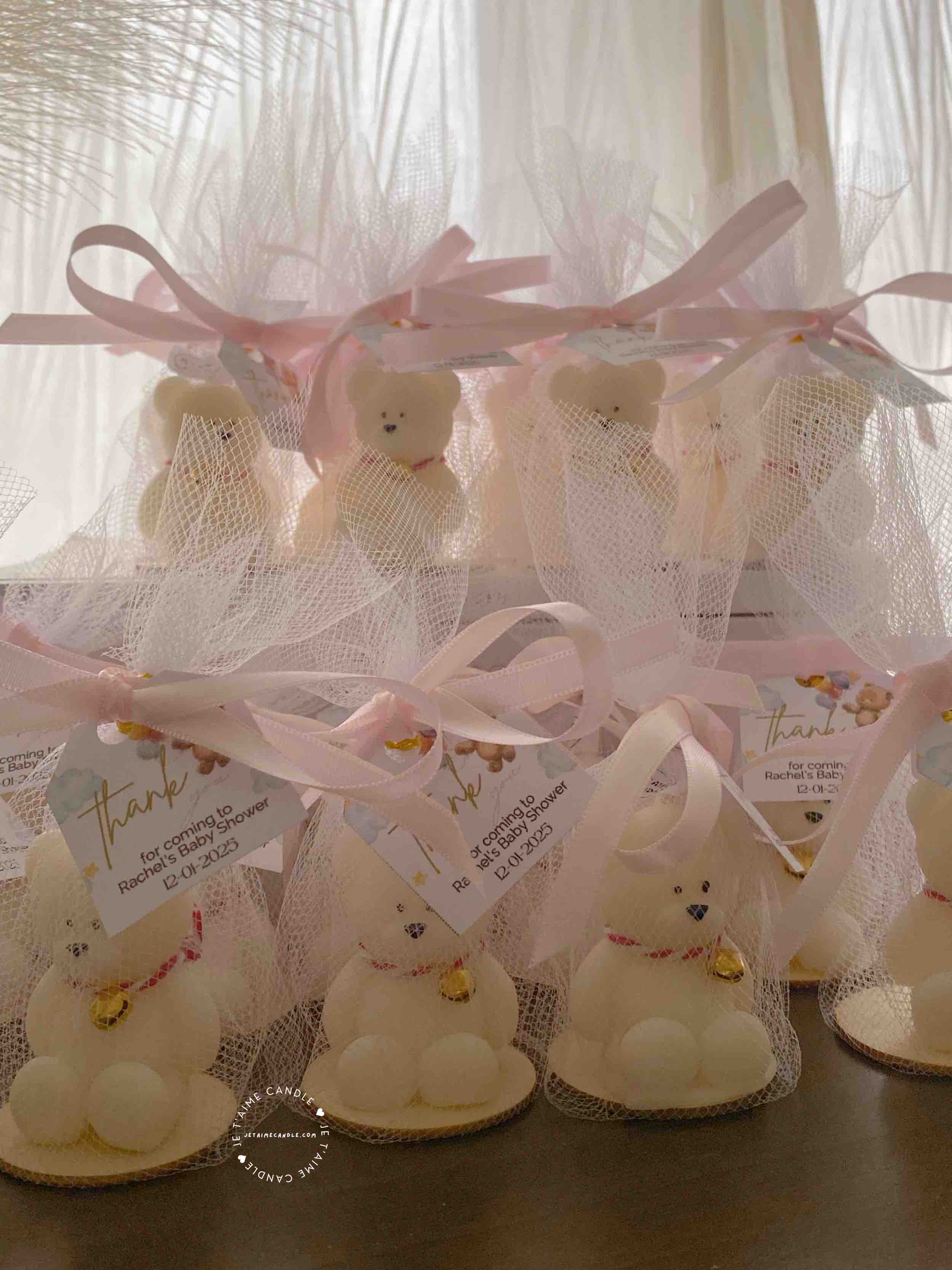 Hand poured large teddy bear candles ideal for event favours, baby showers, birthday parties etc. These candles are available in a variety of fragrances and color. The Mini Bear will come in an organza bag. It individually packed.