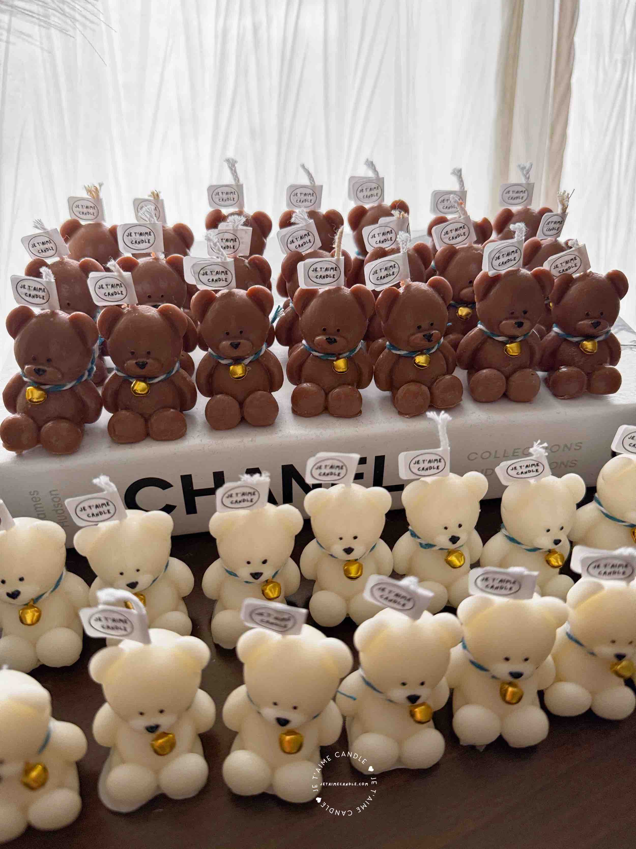 Hand poured large teddy bear candles ideal for event favours, baby showers, birthday parties etc. These candles are available in a variety of fragrances and color. The Mini Bear will come in an organza bag. It individually packed.