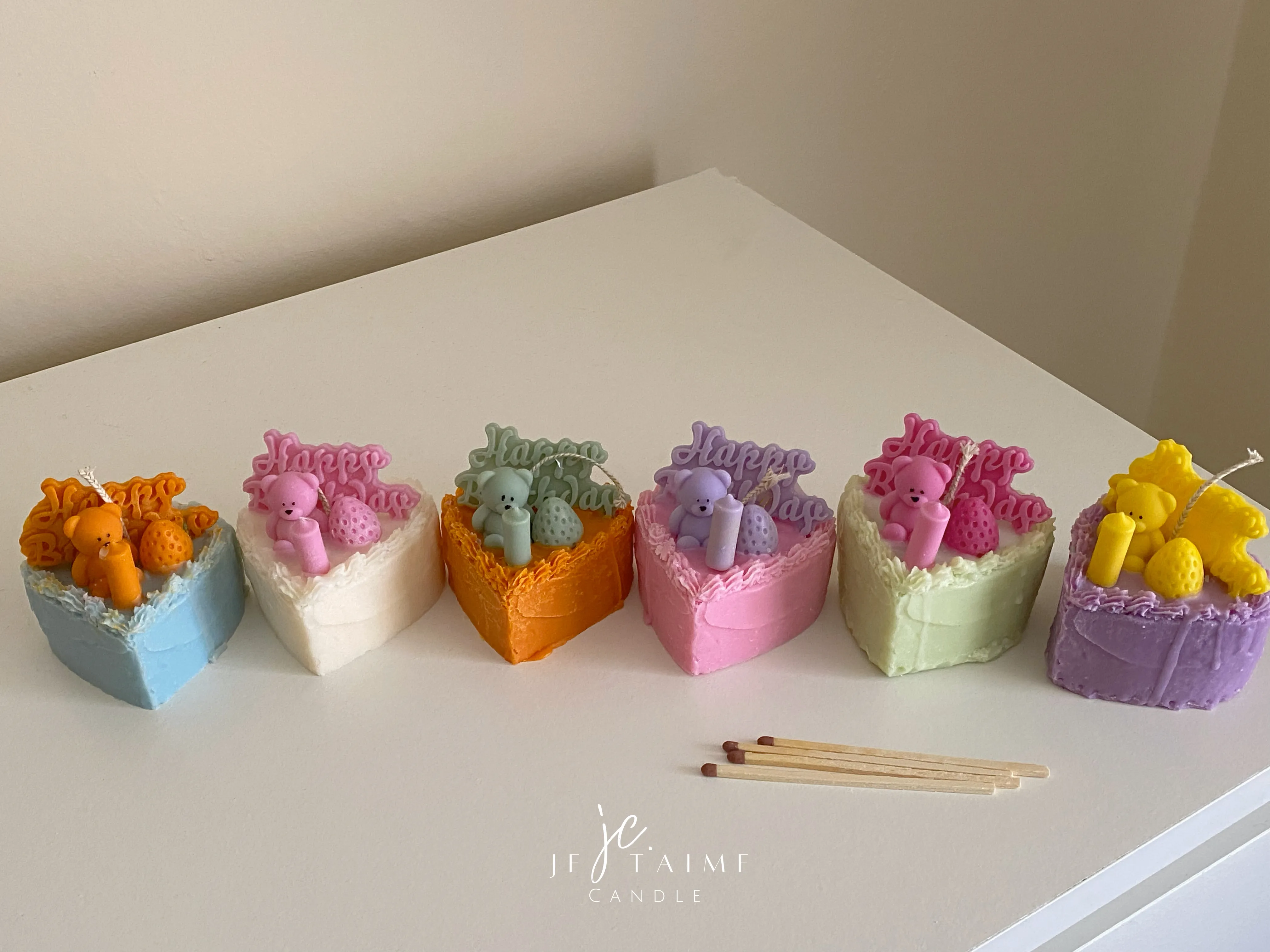 Aesthetic pastel-colored mini bear cake candles with "Happy Birthday" toppers, featuring intricate frosting details. Perfect for gifts, celebrations, or home decor.