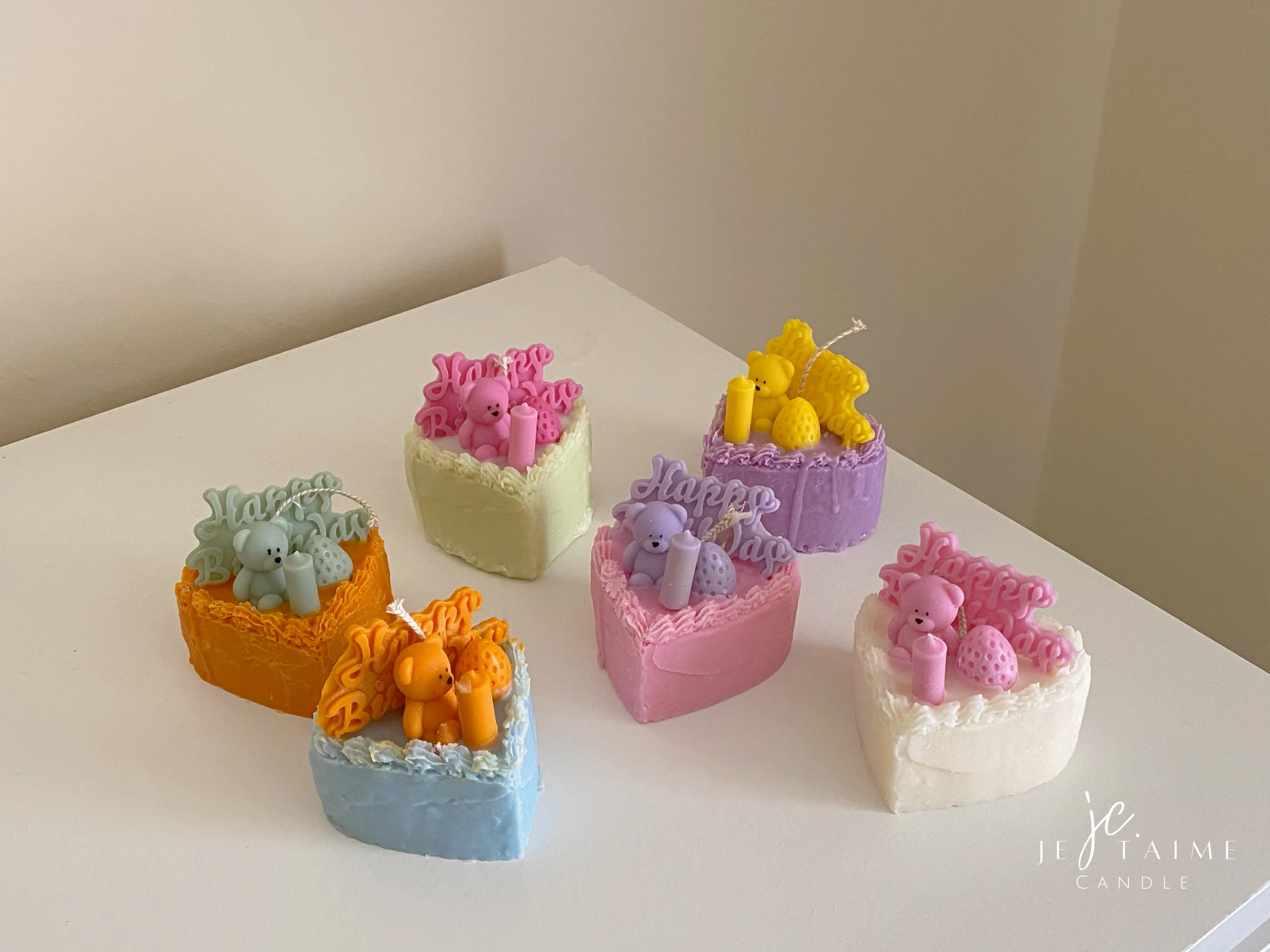 Aesthetic pastel-colored mini bear cake candles with "Happy Birthday" toppers, featuring intricate frosting details. Perfect for gifts, celebrations, or home decor.