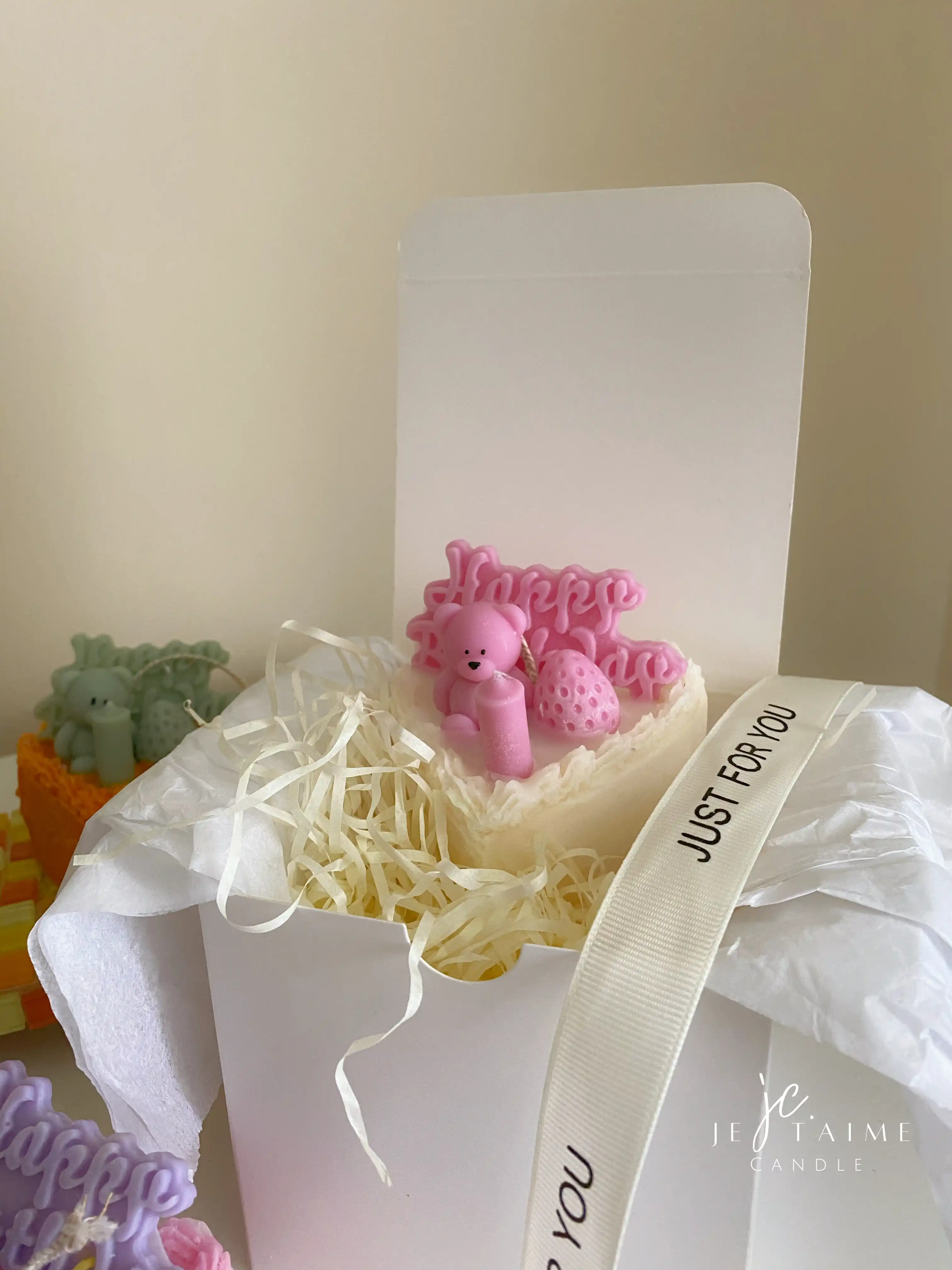 Aesthetic pastel-colored mini bear cake candles with "Happy Birthday" toppers, featuring intricate frosting details. Perfect for gifts, celebrations, or home decor.