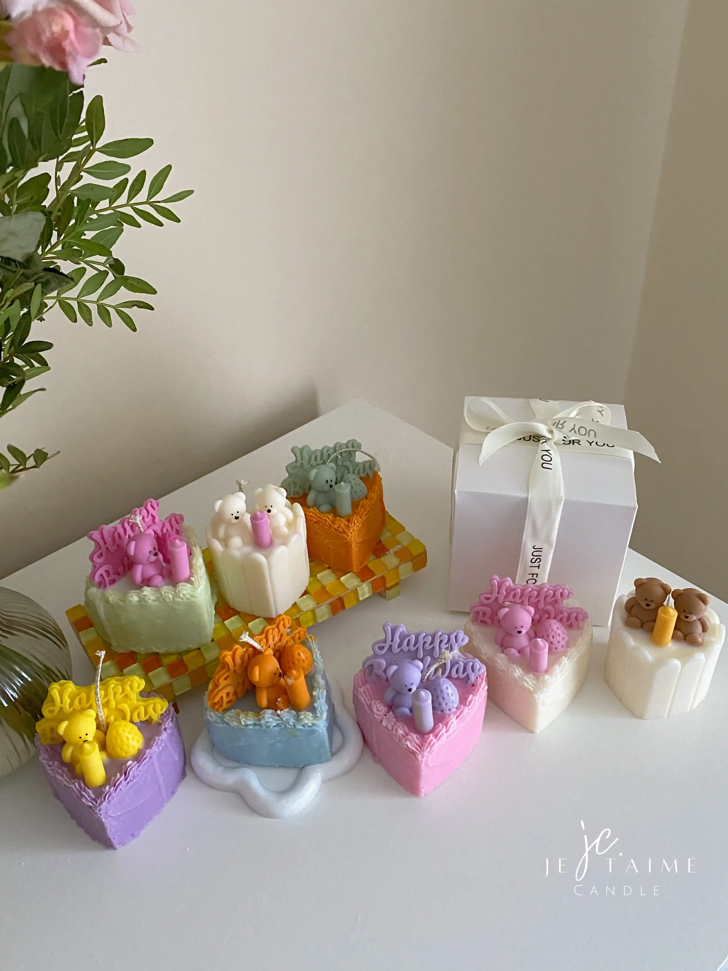 Aesthetic pastel-colored mini bear cake candles with "Happy Birthday" toppers, featuring intricate frosting details. Perfect for gifts, celebrations, or home decor.