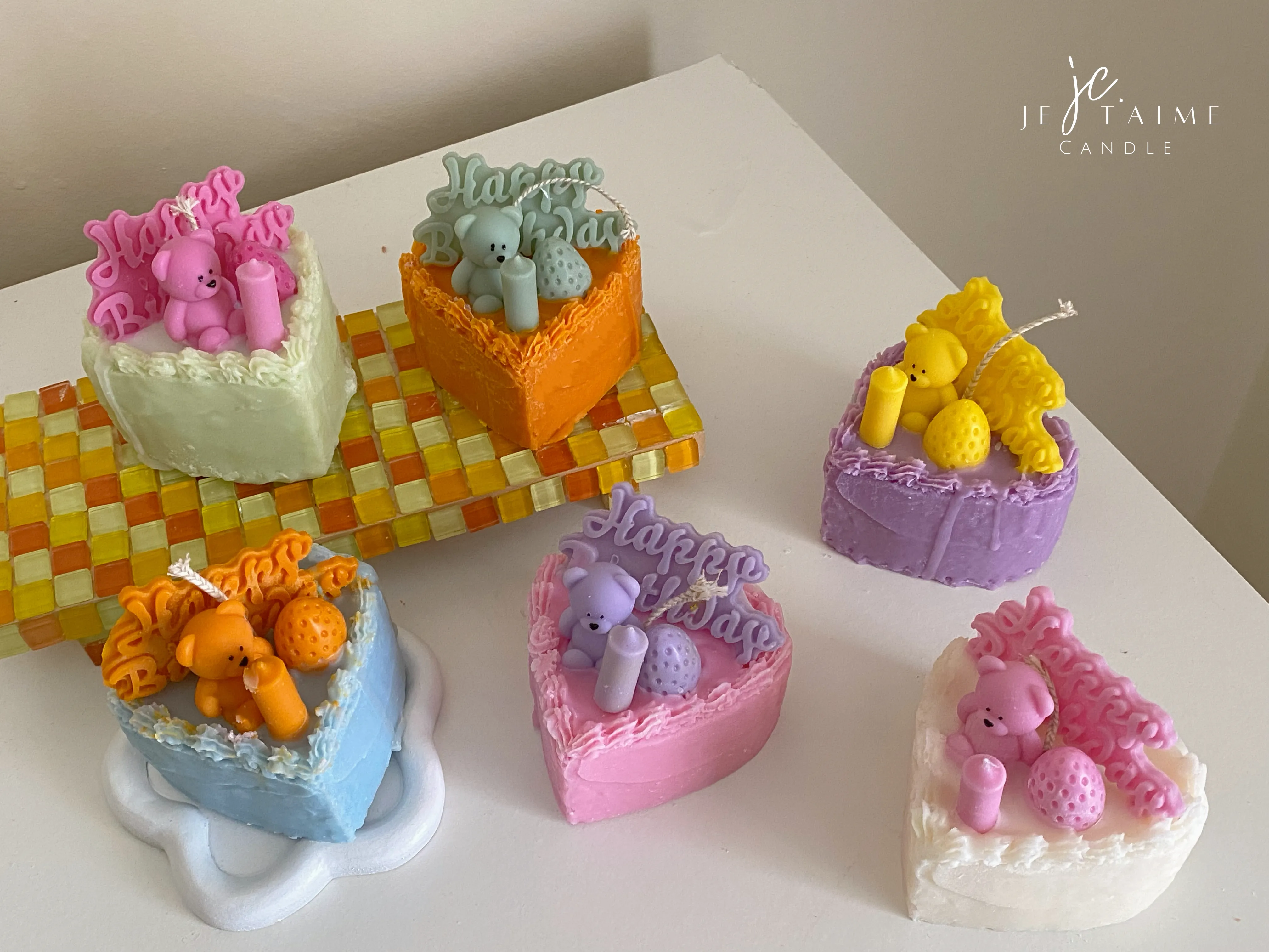 Aesthetic pastel-colored mini bear cake candles with "Happy Birthday" toppers, featuring intricate frosting details. Perfect for gifts, celebrations, or home decor.