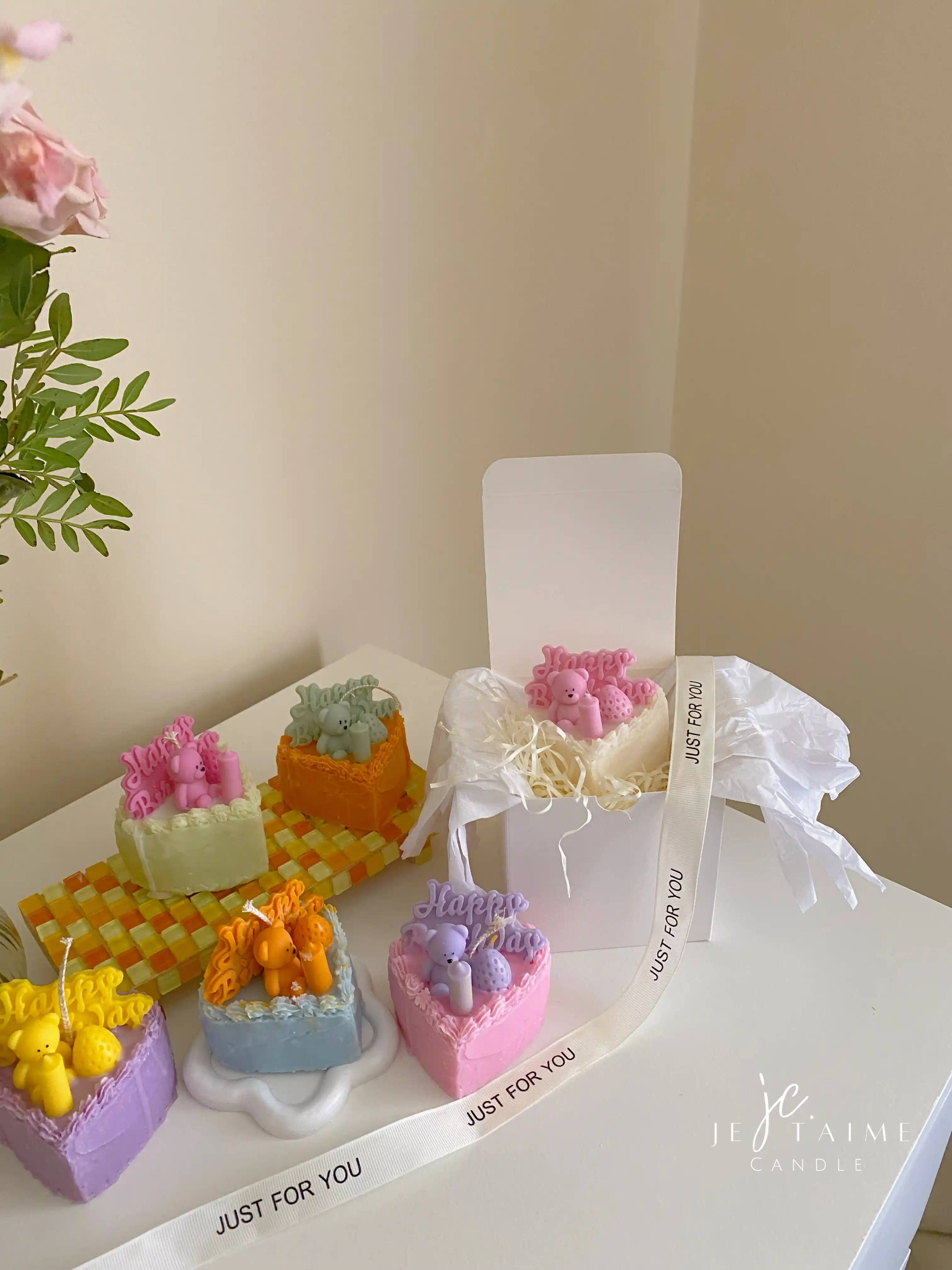 Aesthetic pastel-colored mini bear cake candles with "Happy Birthday" toppers, featuring intricate frosting details. Perfect for gifts, celebrations, or home decor.