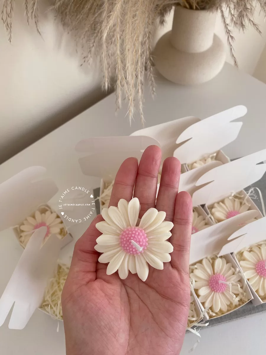 Set of handmade daisy-shaped candles with white petals and pink centers, displayed on a fabric surface – perfect for wedding favors, bridal shower gifts, or spring party decorations.