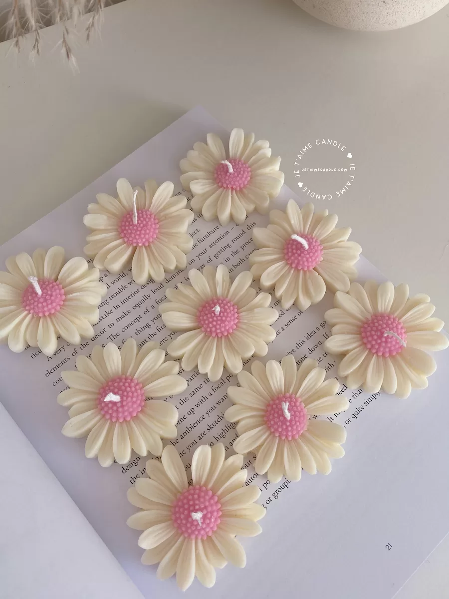 Set of handmade daisy-shaped candles with white petals and pink centers, displayed on a fabric surface – perfect for wedding favors, bridal shower gifts, or spring party decorations.