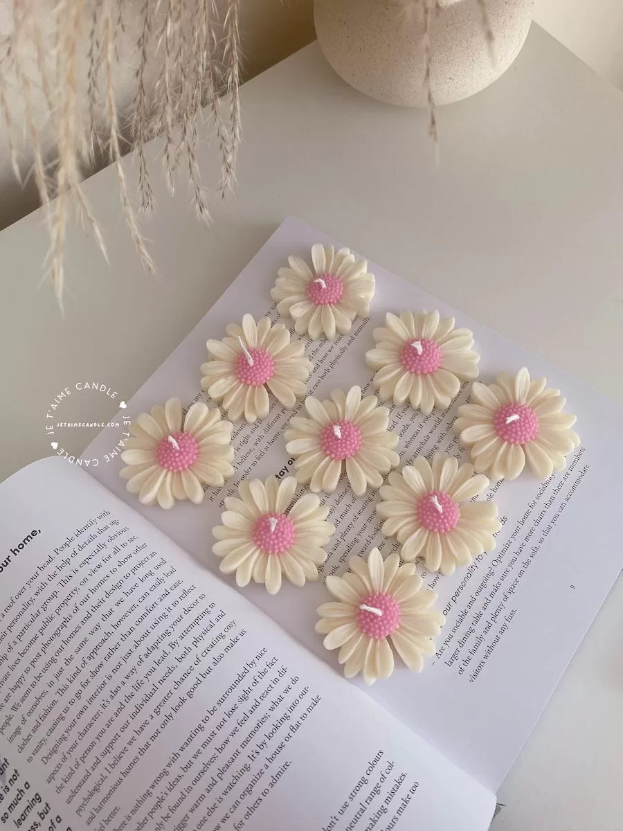 Set of handmade daisy-shaped candles with white petals and pink centers, displayed on a fabric surface – perfect for wedding favors, bridal shower gifts, or spring party decorations.