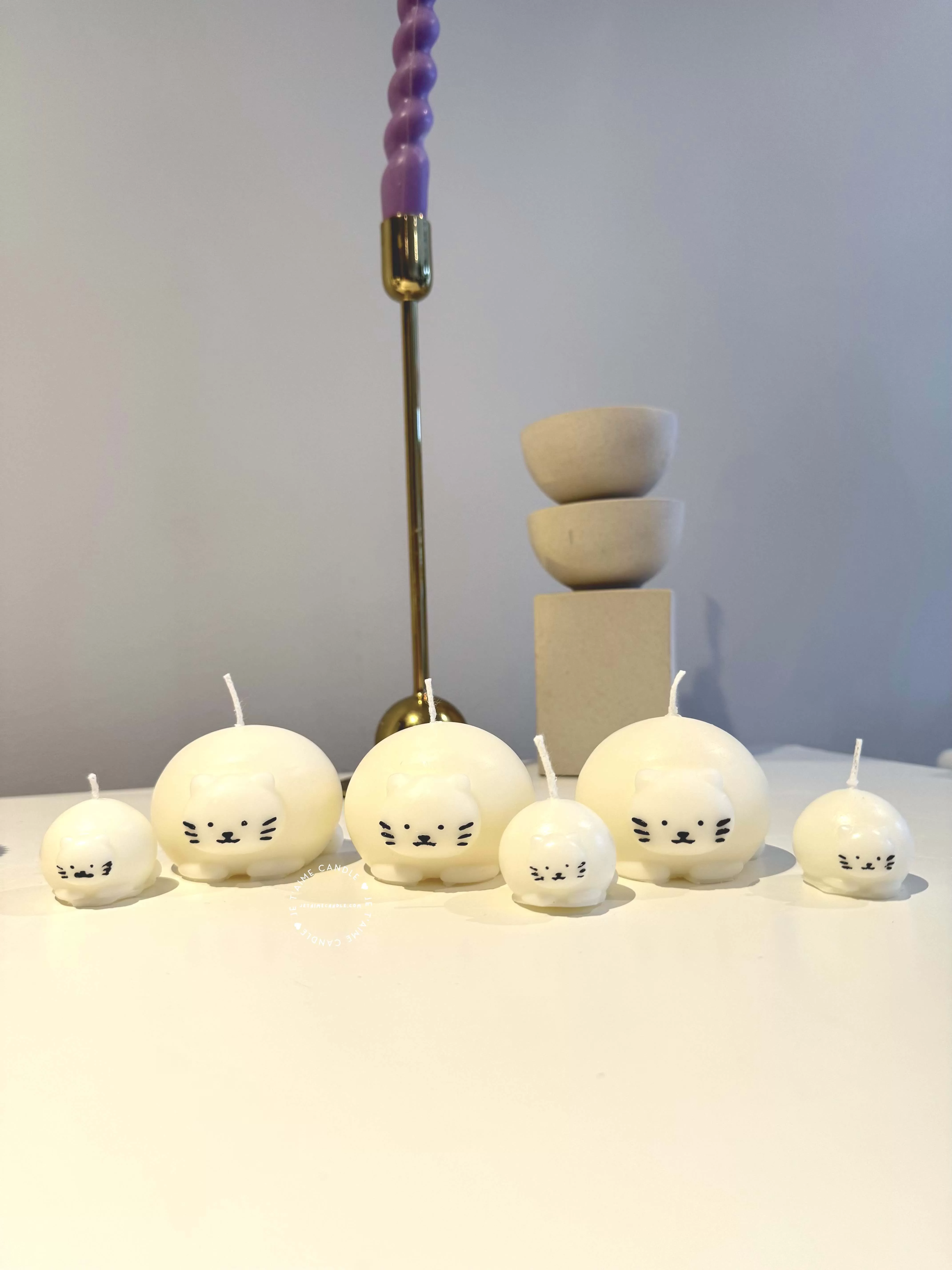 Chubby cat candle with dimensions 5x8x4cm, novelty soy wax gift for cat enthusiasts.