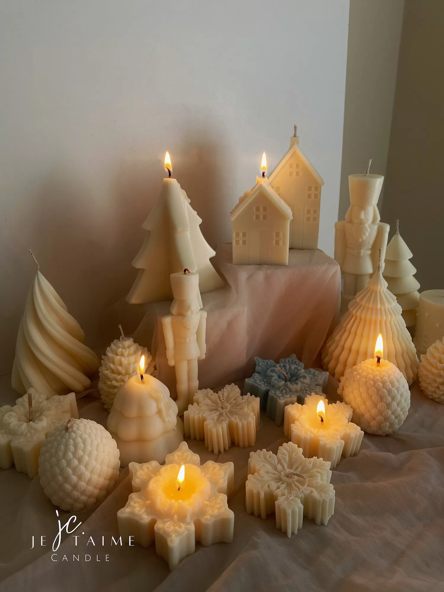 Christmas Pillar Candle with Festive Winter Deer Scene - Image 3